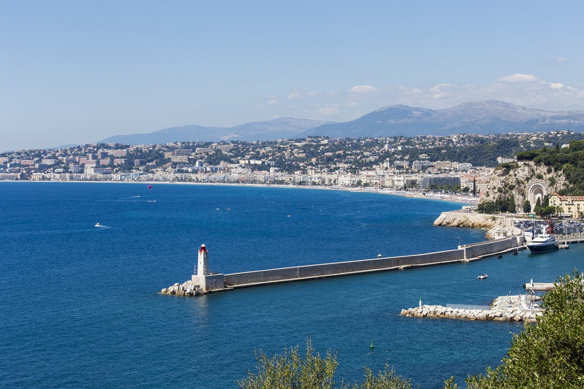 Baie_des_Anges_in_Nice.jpg